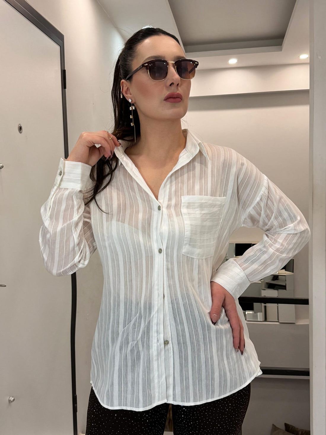 BEYAZ SIRT DEKOLTELİ DANTEL DETAYLI GÖMLEK