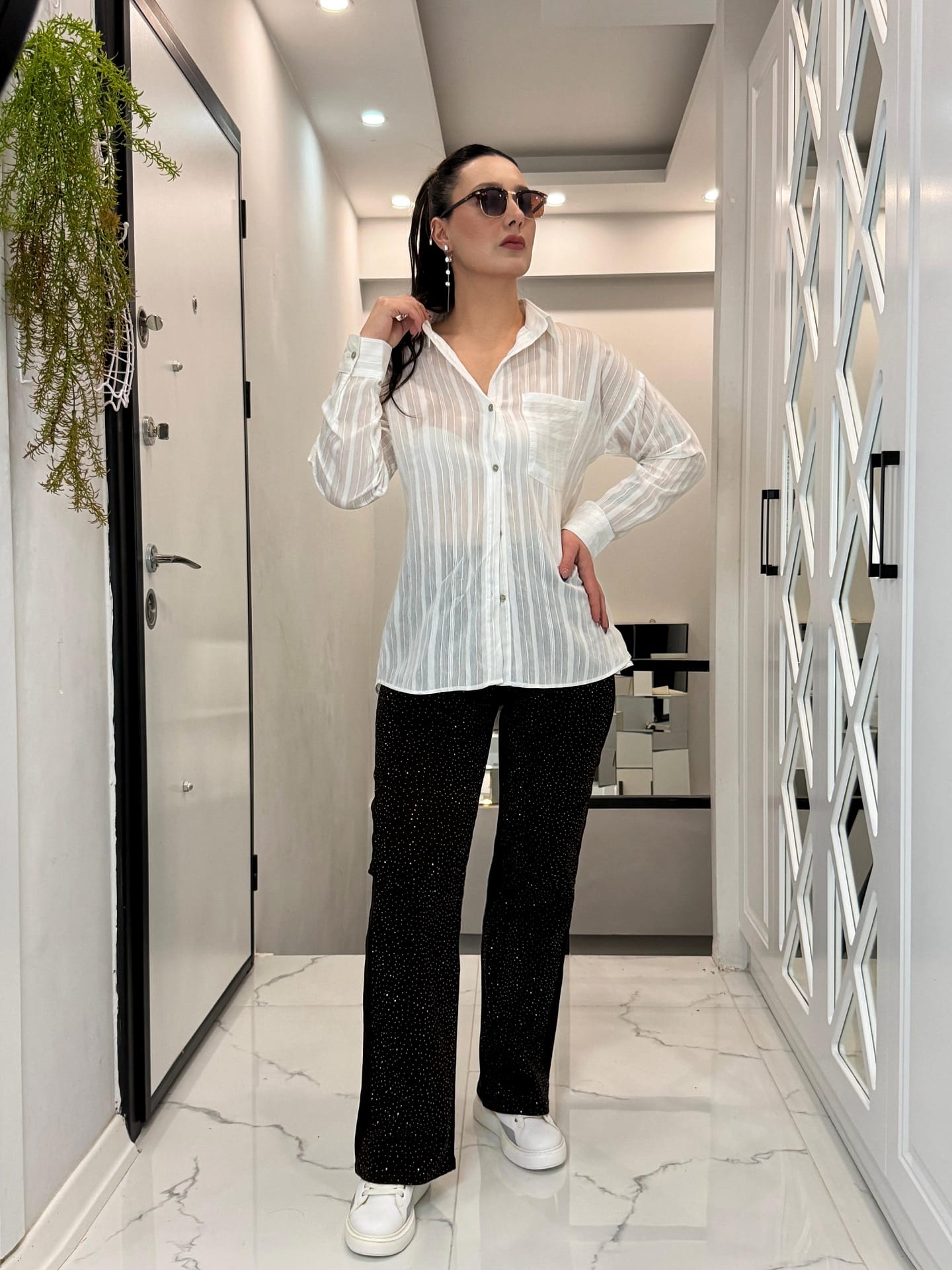 BEYAZ SIRT DEKOLTELİ DANTEL DETAYLI GÖMLEK