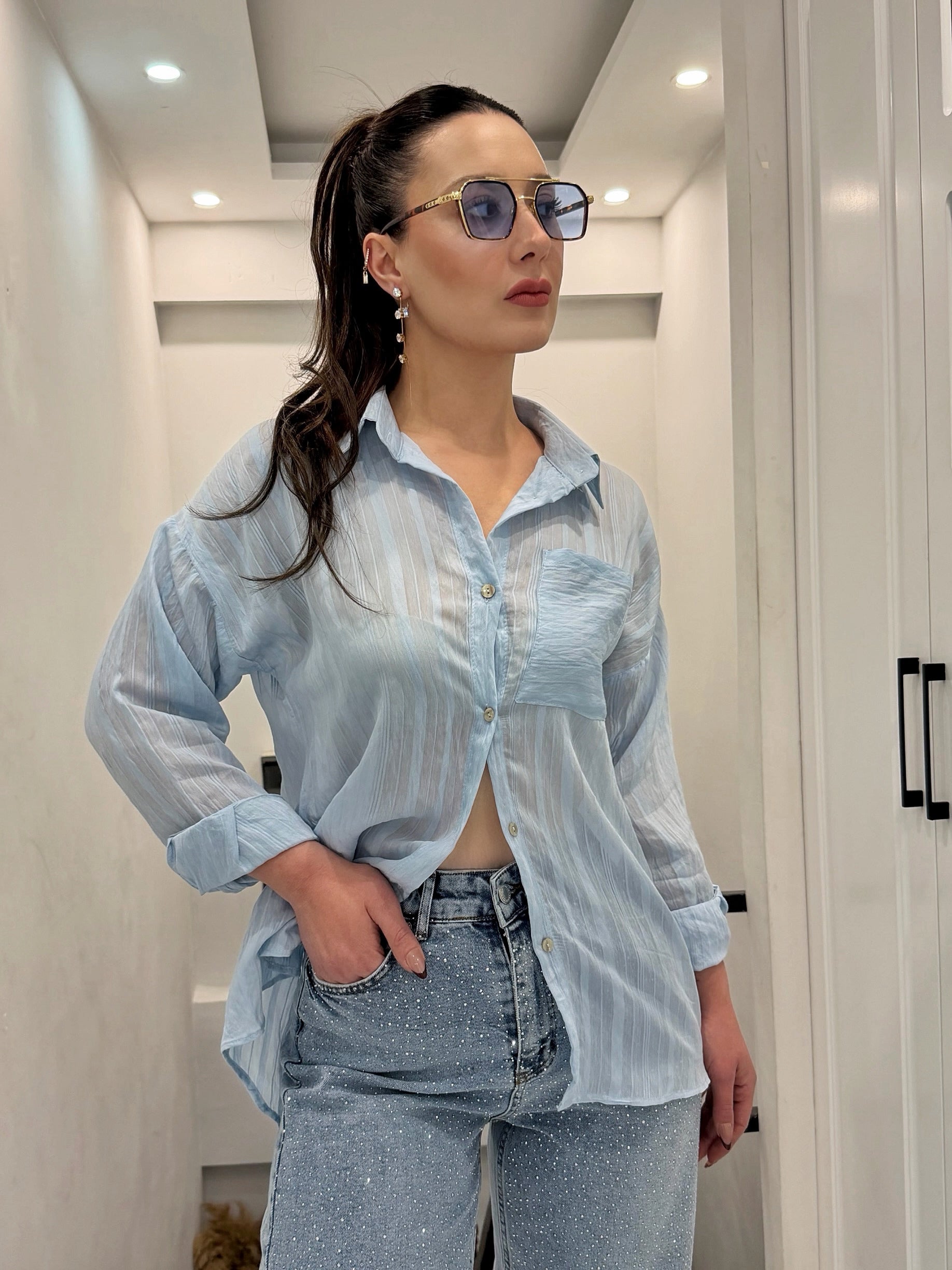 BEYAZ SIRT DEKOLTELİ DANTEL DETAYLI GÖMLEK