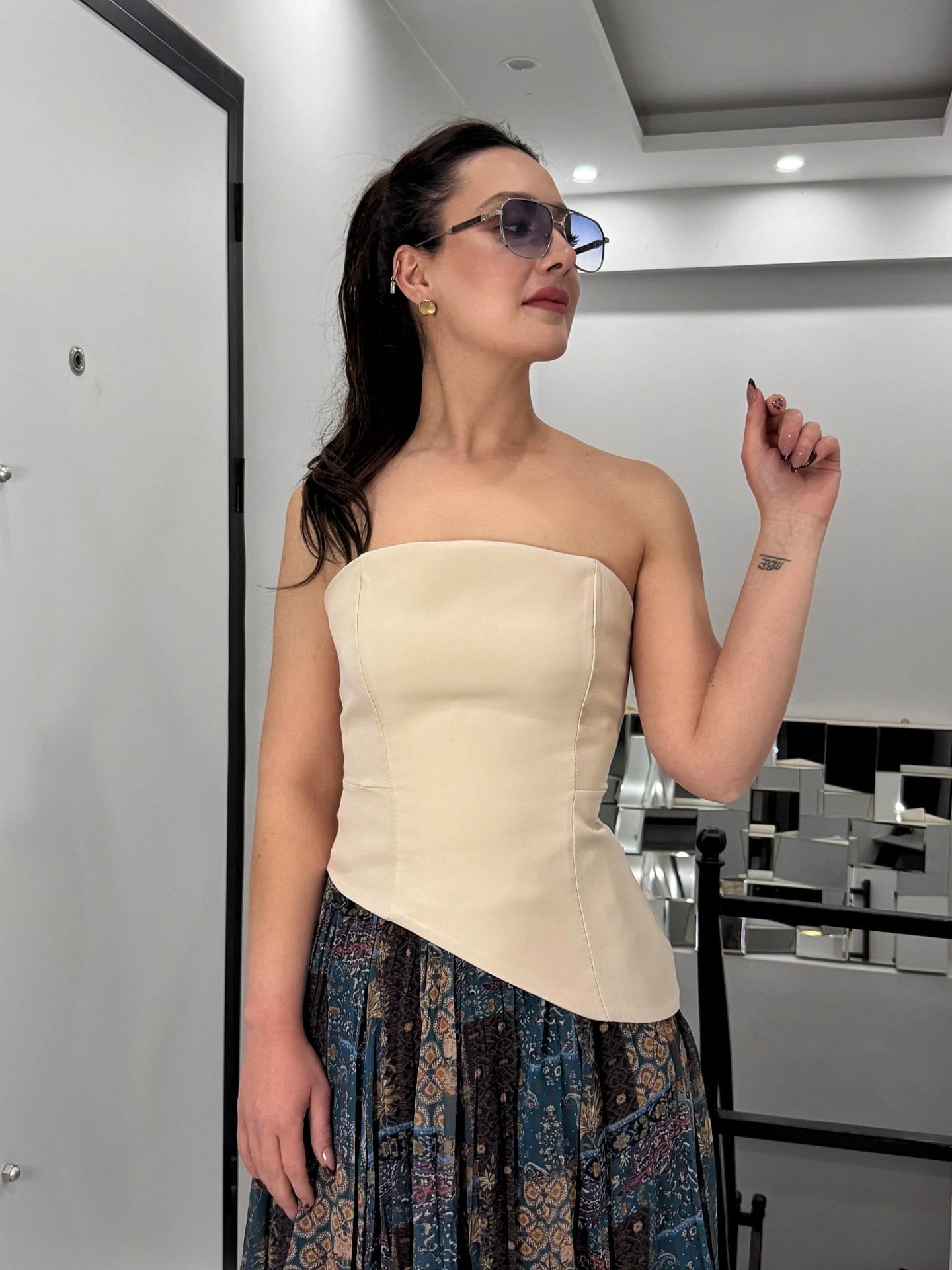 ASİMETRİK KESİM STRAPLEZ TOK KUMAŞ BLUZ