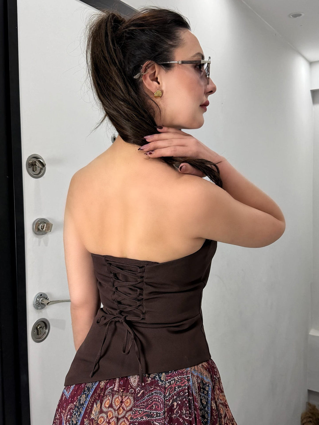 ASİMETRİK KESİM STRAPLEZ TOK KUMAŞ BLUZ