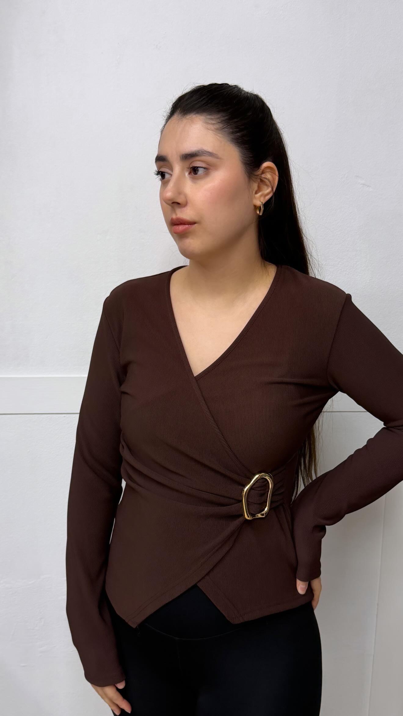 TOKA DETAYLI ŞIK VE ESNEK BLUZ