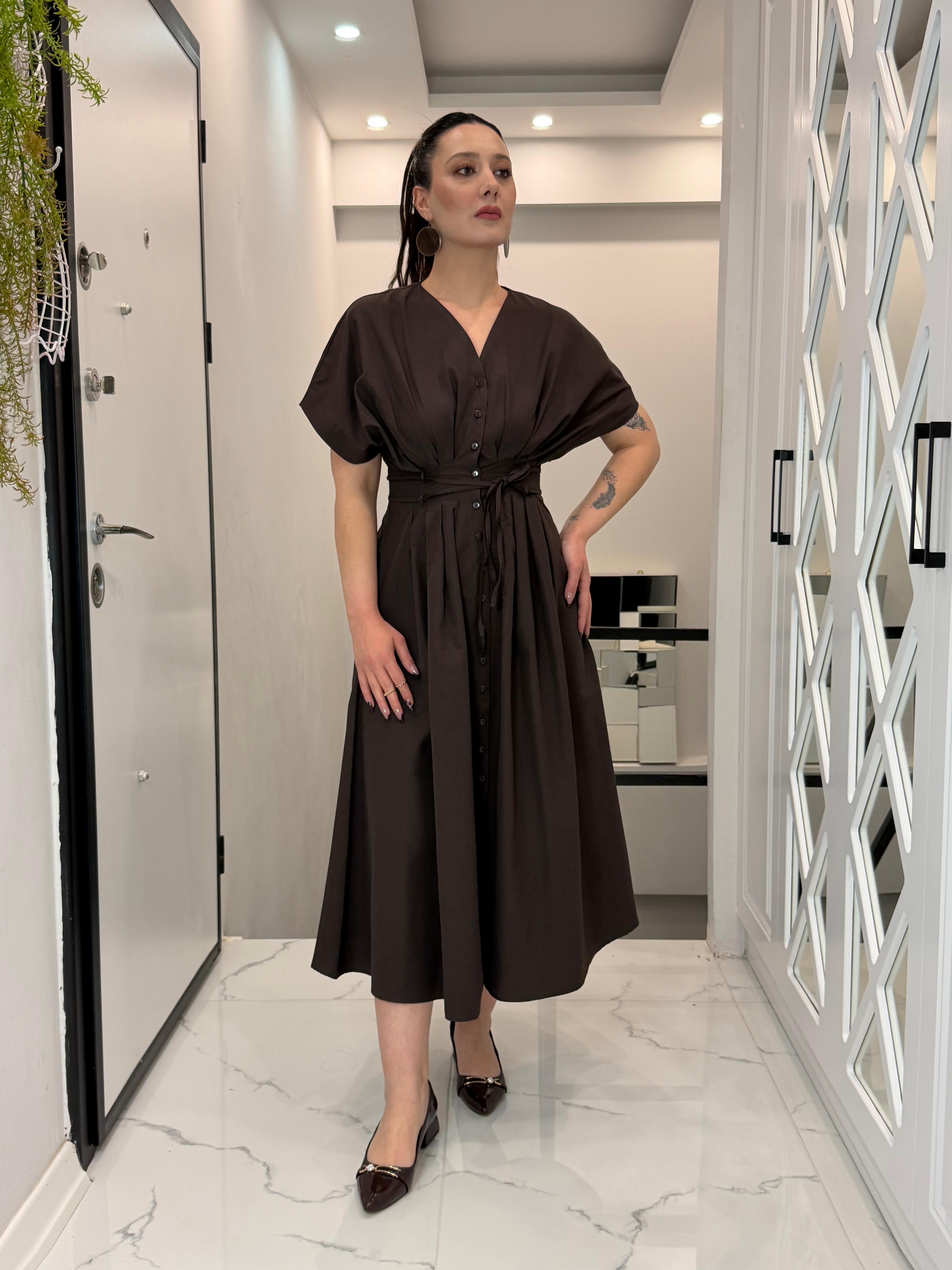 KUŞAK DETAYLI ŞIK VE ZARİF MİDİ ELBİSE
