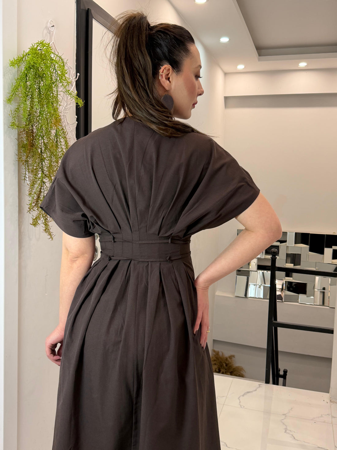 KUŞAK DETAYLI ŞIK VE ZARİF MİDİ ELBİSE