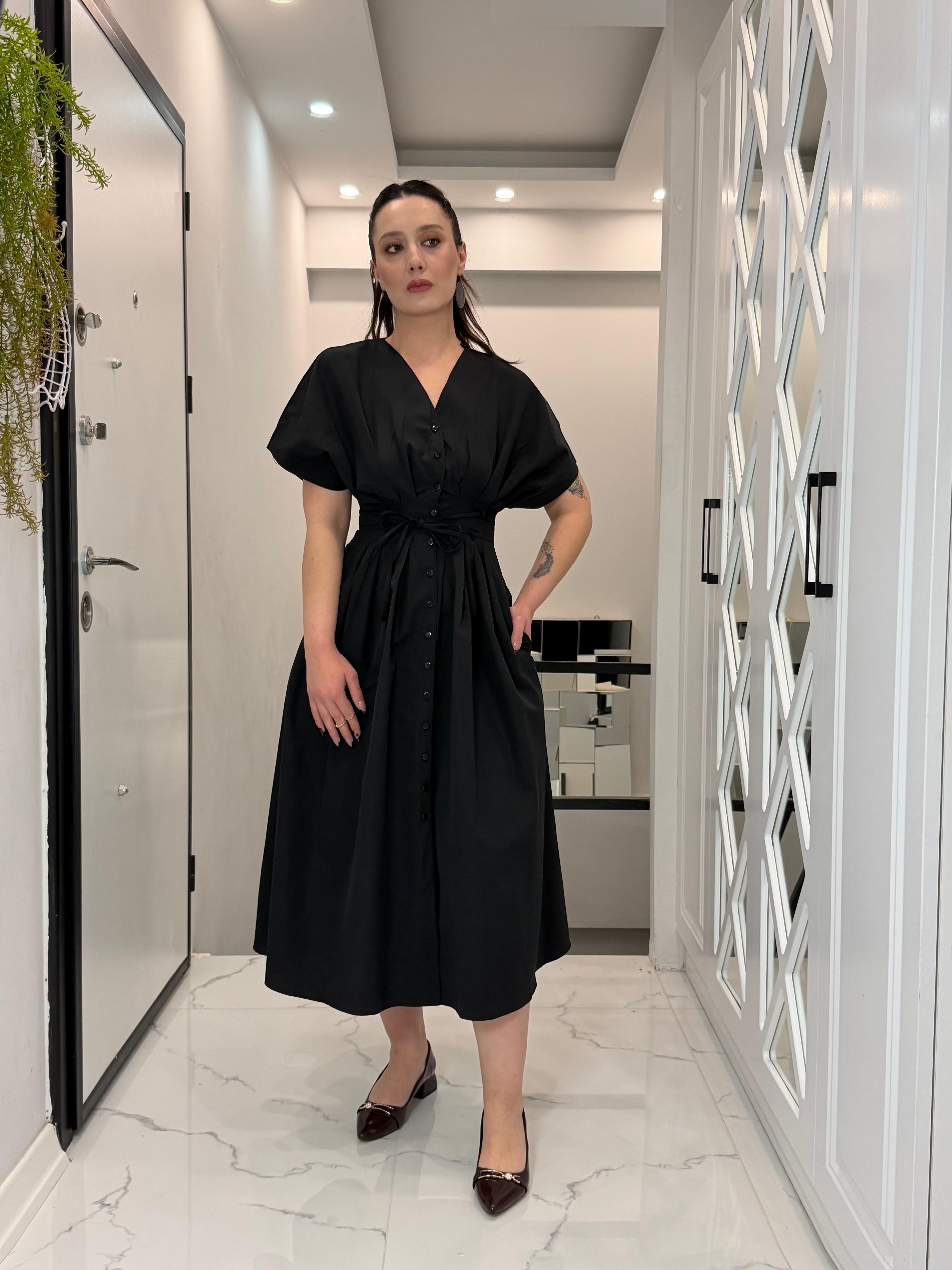 KUŞAK DETAYLI ŞIK VE ZARİF MİDİ ELBİSE