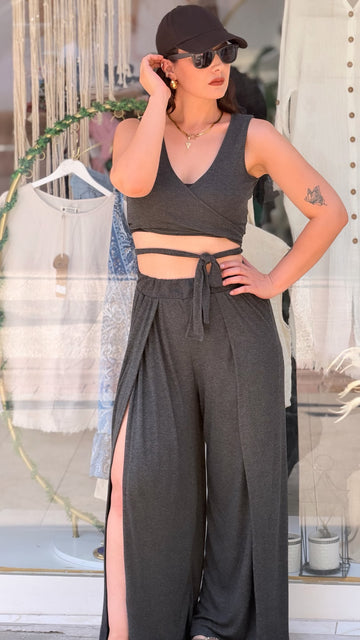 Antrasit Bağlamalı Crop Bluz & Yırtmaç Detaylı Bol Paça Pantolon Takımı